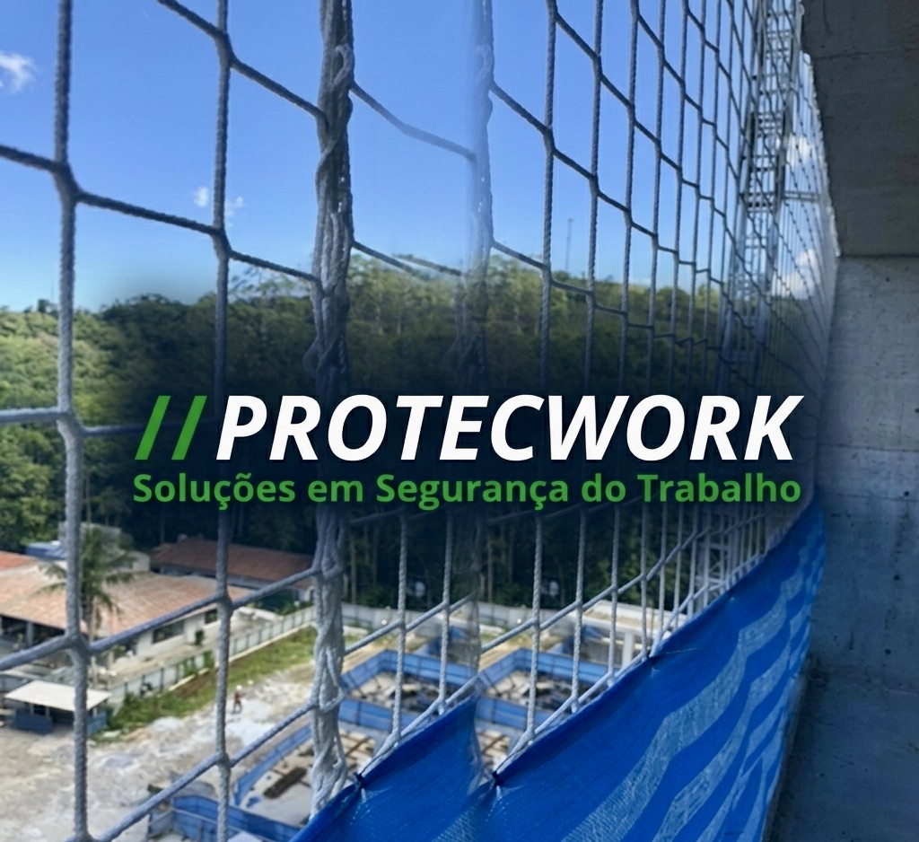 Canteiro de obra organizado com proteções coletivas, guarda-corpos e trabalhadores com EPI